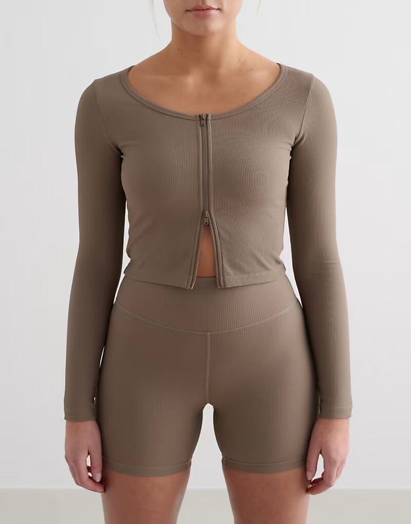 Кардиган Nougat в рубчик на молнии в цвете «нуга коричневый» Aim'N
Кардиган Nougat в рубчик на молнии в цвете «нуга коричневый» Aim'N