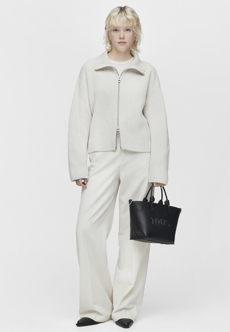 Сумка Tous CAPAZO LA RUE NEW, Black
Сумка Tous CAPAZO LA RUE NEW, Black