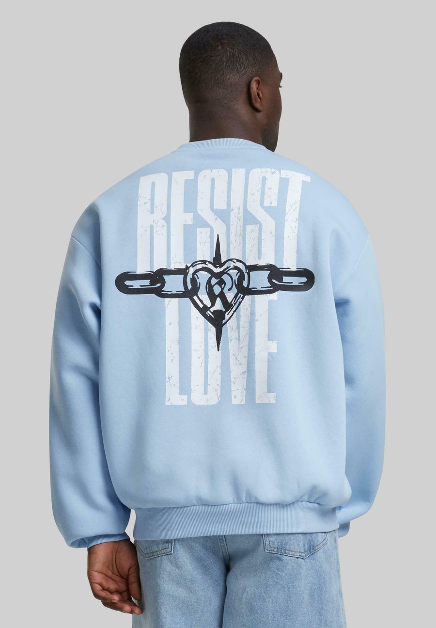 Толстовка Karl Kani SIGNATURE RESIST LOVE CREW, Light Blue, Синий, Толстовка Karl Kani SIGNATURE RESIST LOVE CREW, Light Blue
Толстовка Karl Kani SIGNATURE RESIST LOVE CREW, Light Blue, Синий, Толстовка Karl Kani SIGNATURE RESIST LOVE CREW, Light Blue