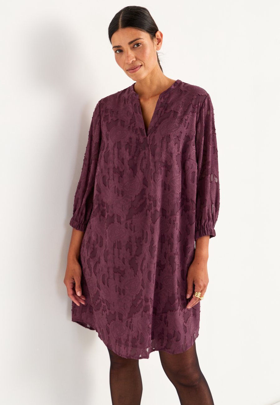 Платье Cellbes of Sweden JACQUARD WEAVE, Plum/Purple
Платье Cellbes of Sweden JACQUARD WEAVE, Plum/Purple