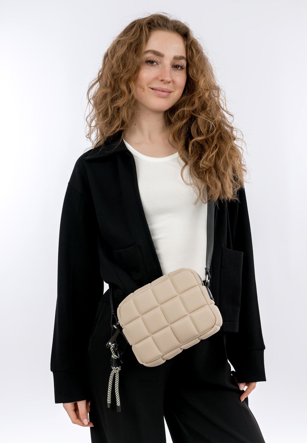 Сумка через плечо UMHÄNGE JANCY SURI FREY, бежевый 
Сумка через плечо UMHÄNGE JANCY SURI FREY, бежевый