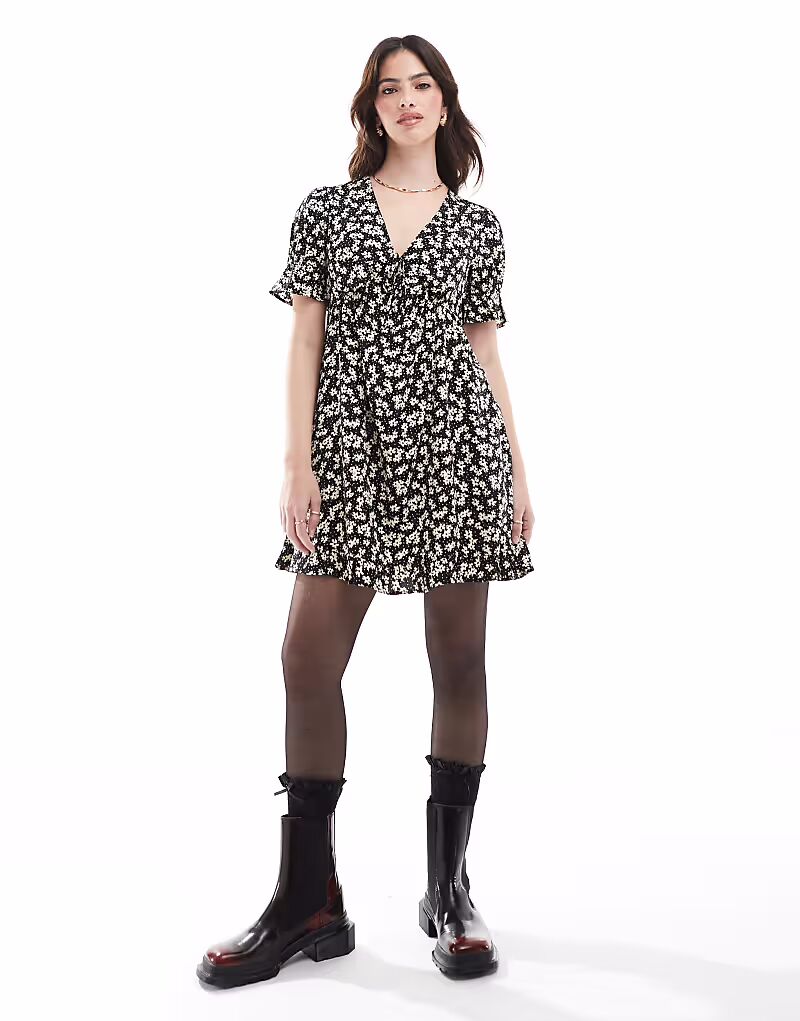 Мини-платье Wednesday's Girl с цветочным принтом и рукавами-крылышками в черно-белом цвете
Мини-платье Wednesday's Girl с цветочным принтом и рукавами-крылышками в черно-белом цвете