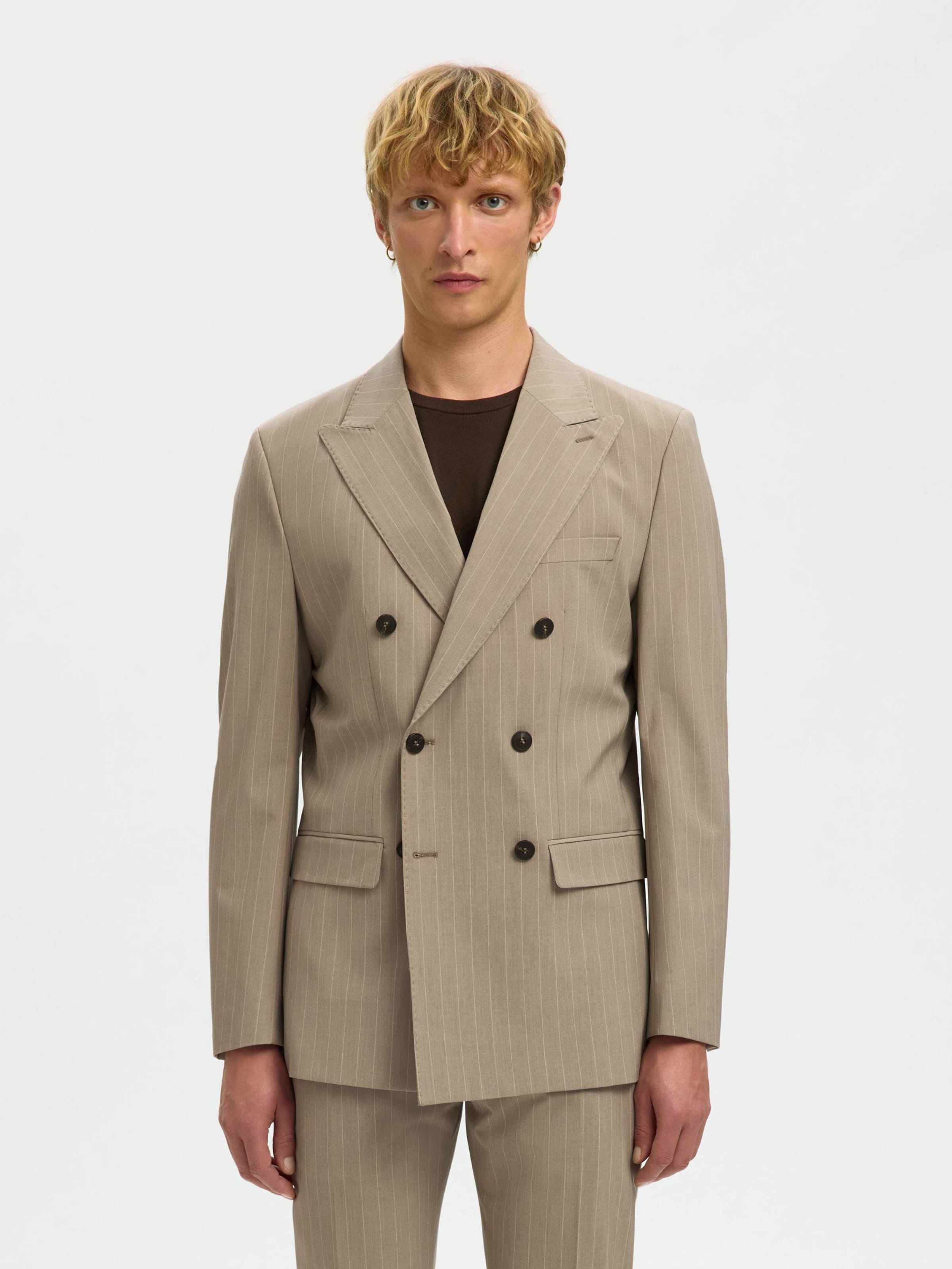 SELECTED Пиджак классического кроя в песочном, темно-бежевом цвете
SELECTED Пиджак классического кроя в песочном, темно-бежевом цвете