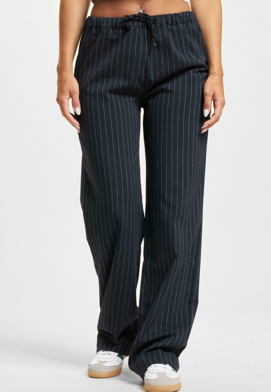 Брюки DEF LARA , Dark Blue Pinstripe/Blue
Брюки DEF LARA , Dark Blue Pinstripe/Blue