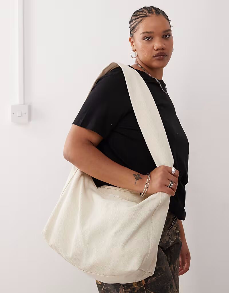 Большая сумка через плечо Weekday цвета экрю с узором «ёлочка»
Большая сумка через плечо Weekday цвета экрю с узором «ёлочка»