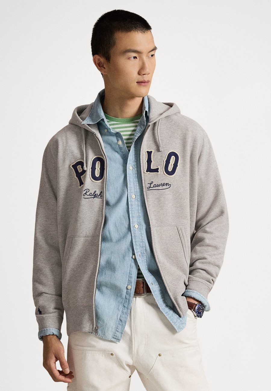 Худи Polo Ralph Lauren THE FLEECE WESTERN-LOGO HOODIE, Andover Heather/Grey, Серый, Худи Polo Ralph Lauren THE FLEECE WESTERN-LOGO HOODIE, Andover Heather/Grey
Худи Polo Ralph Lauren THE FLEECE WESTERN-LOGO HOODIE, Andover Heather/Grey, Серый, Худи Polo Ralph Lauren THE FLEECE WESTERN-LOGO HOODIE, Andover Heather/Grey