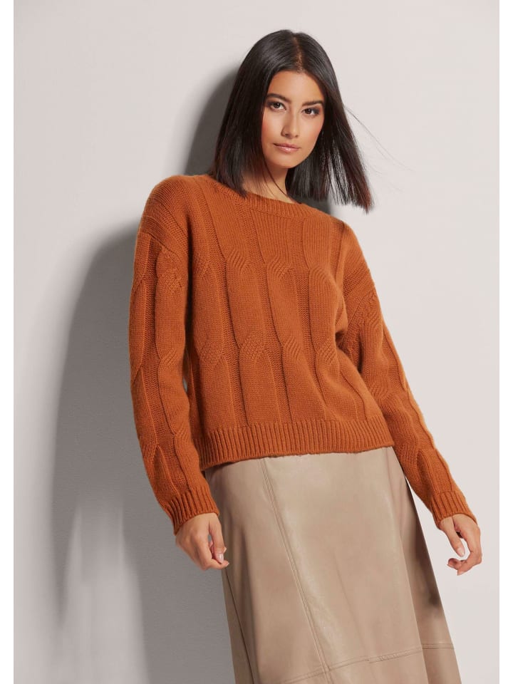 MADELEINE Короткий свитер с высоким воротником и косами шафранового цвета
MADELEINE Короткий свитер с высоким воротником и косами шафранового цвета