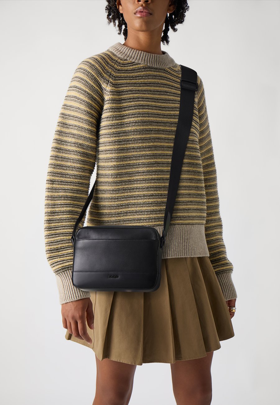 Сумка кросс-боди JOOP! MANCIANO PINO SHOULDERBAG UNISEX, Black
Сумка кросс-боди JOOP! MANCIANO PINO SHOULDERBAG UNISEX, Black