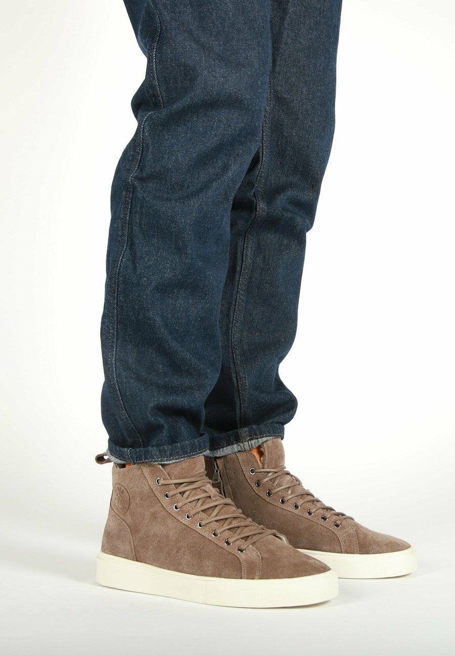 Кроссовки Blackstone RUBY INNIK- SNEAKER HIGH, Saloon/Dark Brown
Кроссовки Blackstone RUBY INNIK- SNEAKER HIGH, Saloon/Dark Brown