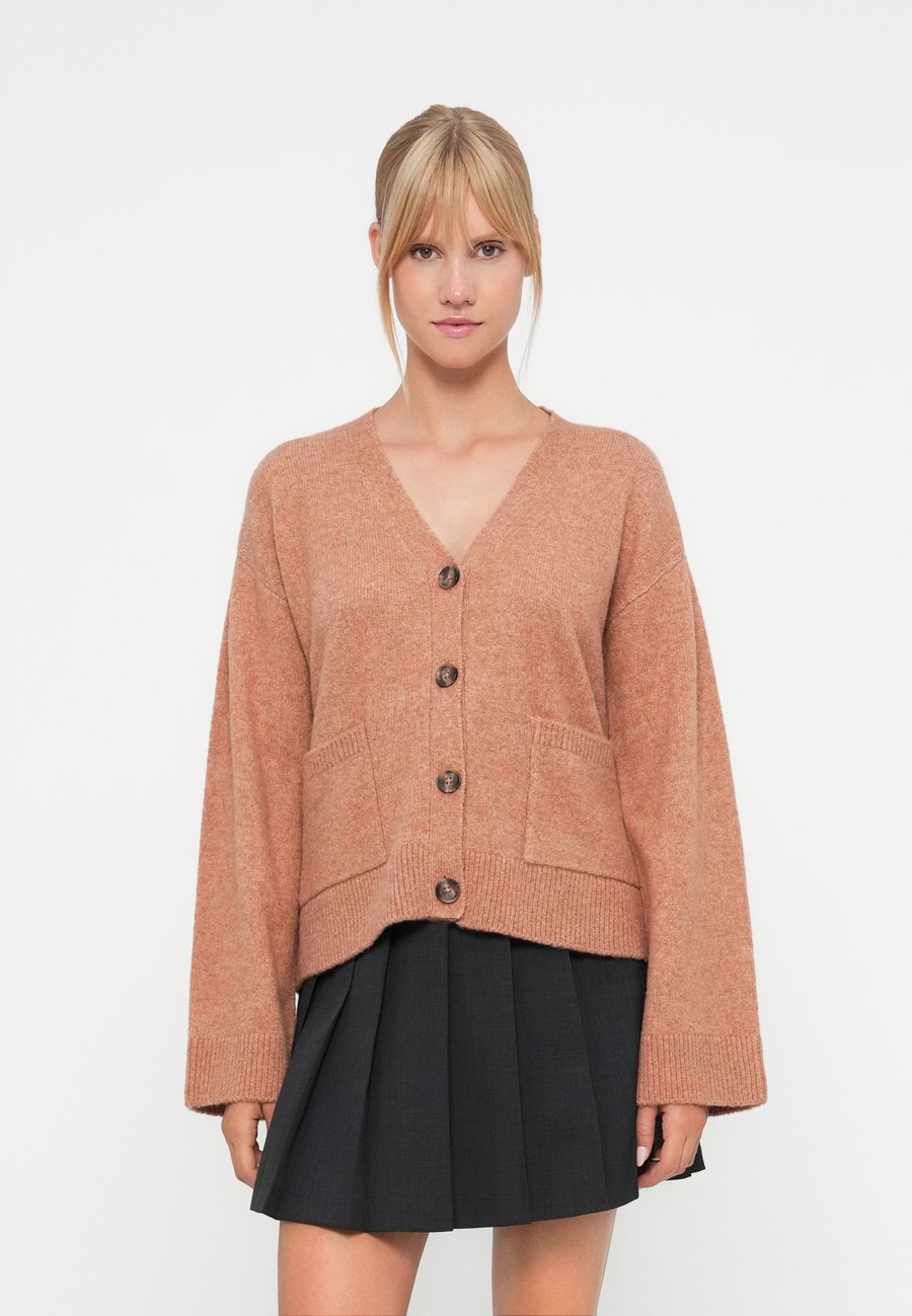 Кардиган VILA VIELLIE V NECK , Mocha Mousse/Light Brown
Кардиган VILA VIELLIE V NECK , Mocha Mousse/Light Brown