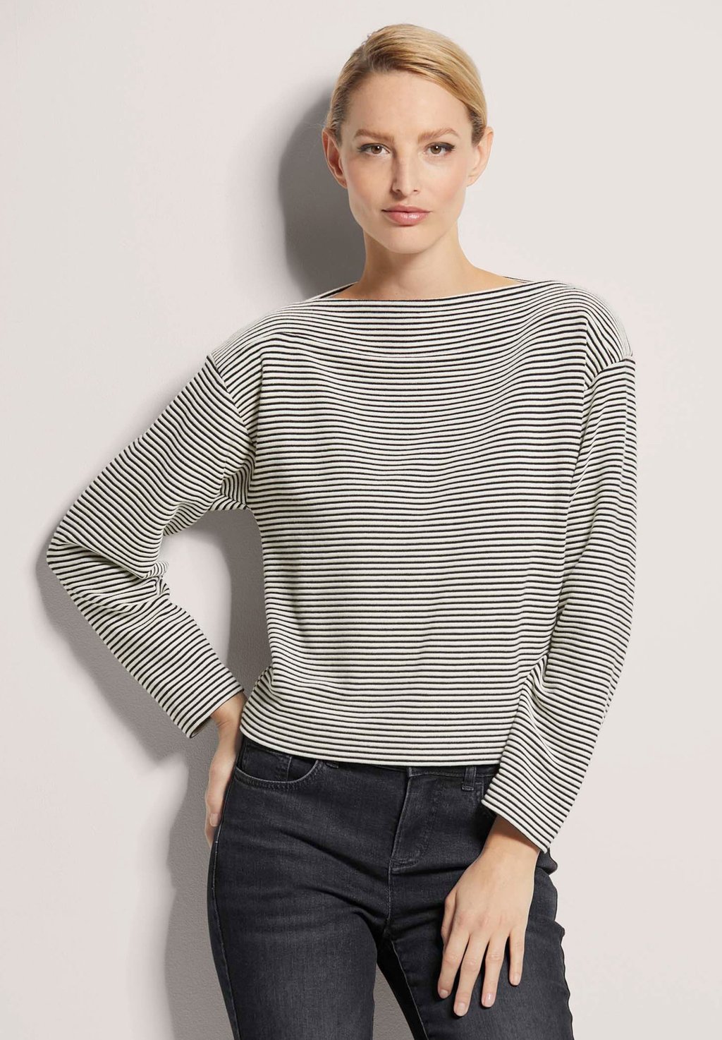 Толстовка MADELEINE, черный 
Толстовка MADELEINE, черный