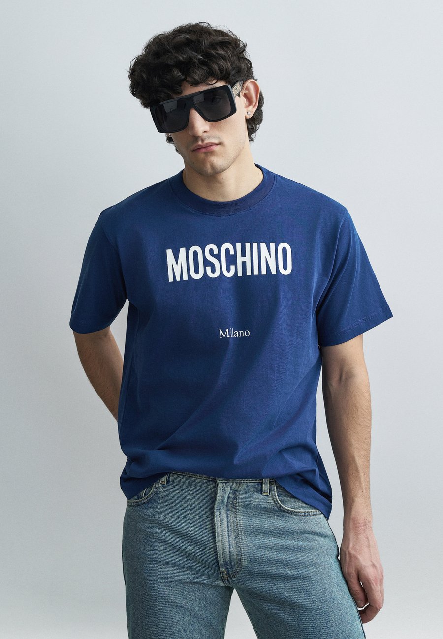 Футболка MOSCHINO Print T-shirt, Fantasia Blu/Blue, Синий, Футболка MOSCHINO Print T-shirt, Fantasia Blu/Blue
Футболка MOSCHINO Print T-shirt, Fantasia Blu/Blue, Синий, Футболка MOSCHINO Print T-shirt, Fantasia Blu/Blue