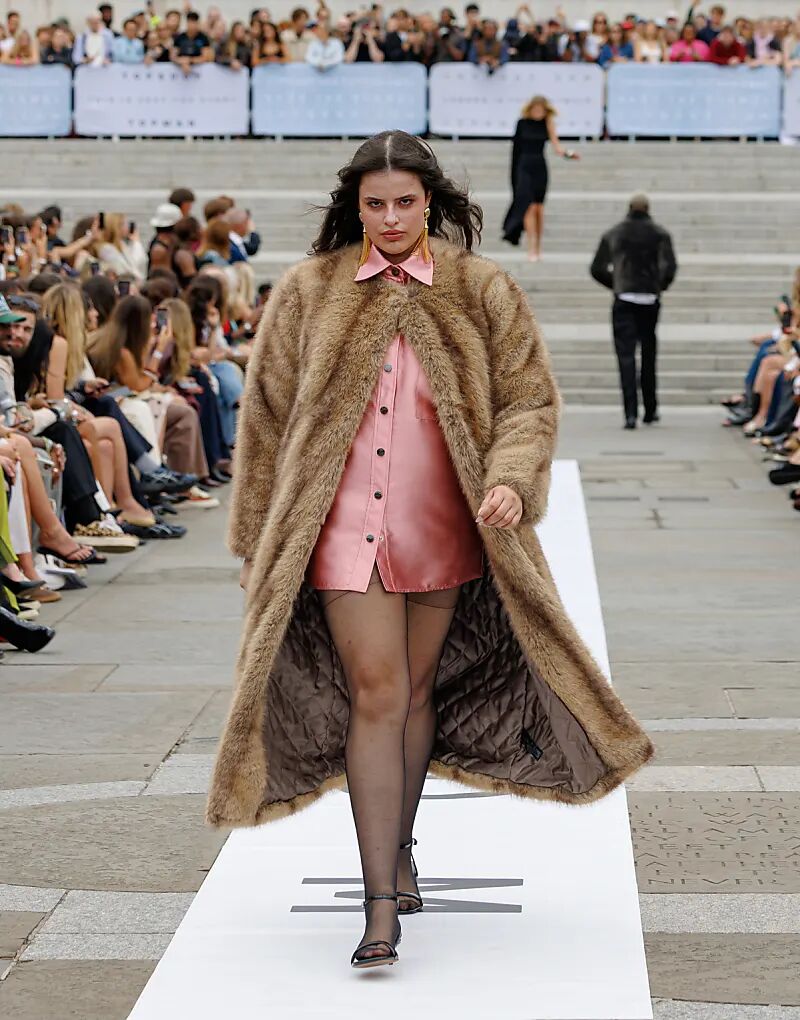 Длинная шуба Topshop из искусственного меха без воротника в натуральную полоску бежевого цвета
Длинная шуба Topshop из искусственного меха без воротника в натуральную полоску бежевого цвета