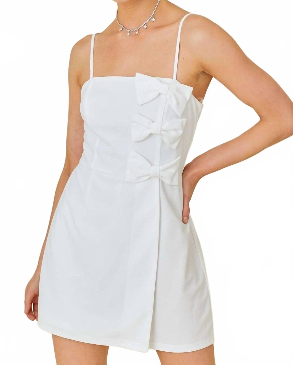 Комбинезон с бантом и однотонным платьем белого цвета Main Strip
Комбинезон с бантом и однотонным платьем белого цвета Main Strip