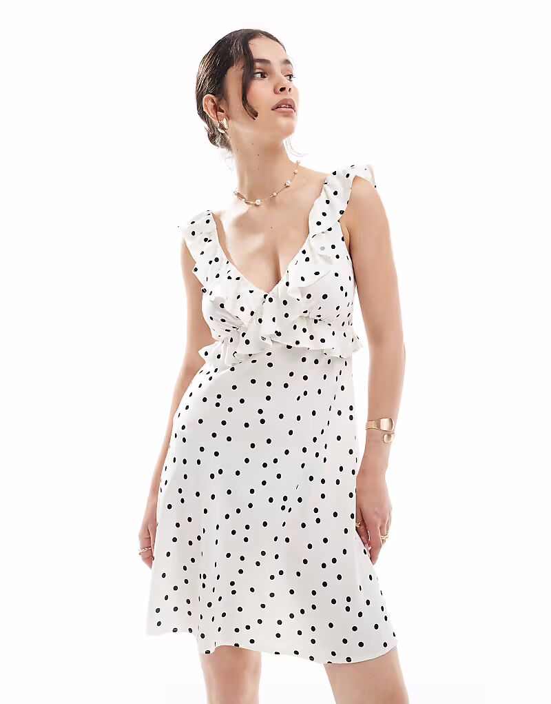 Мини-платье New Look с оборками на горловине в горошек белого цвета
Мини-платье New Look с оборками на горловине в горошек белого цвета