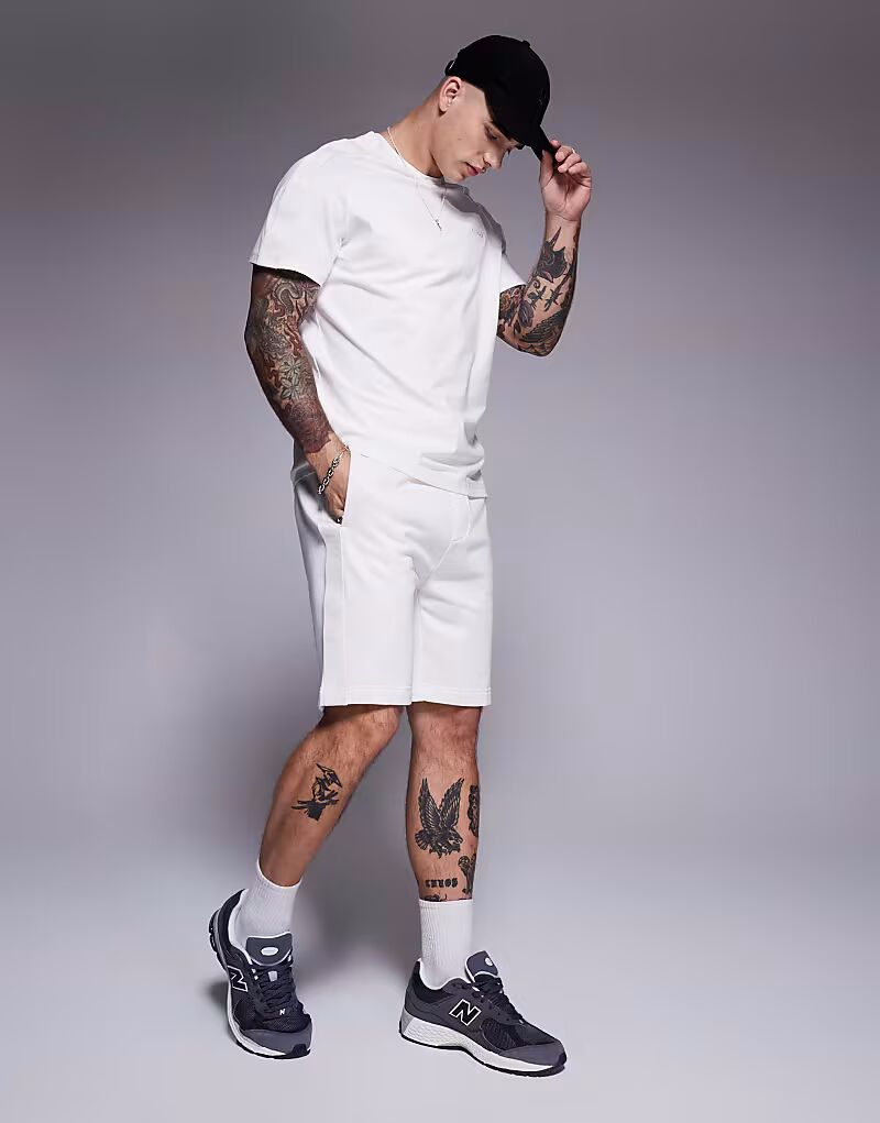 Шорты для отдыха HUGO RED Liam с логотипом, приклеенным лентой, в кремово-белом цвете
Шорты для отдыха HUGO RED Liam с логотипом, приклеенным лентой, в кремово-белом цвете