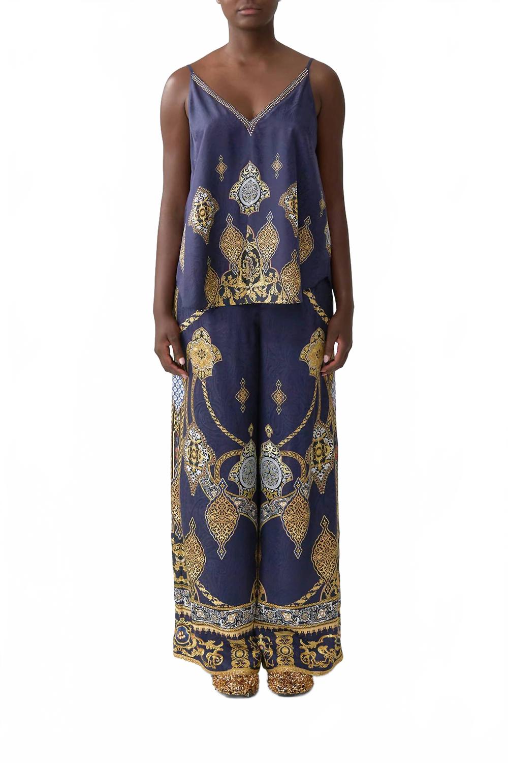 Топ с V-образным вырезом в цвете Imperial Gate Camilla, imperial gate
Топ с V-образным вырезом в цвете Imperial Gate Camilla, imperial gate