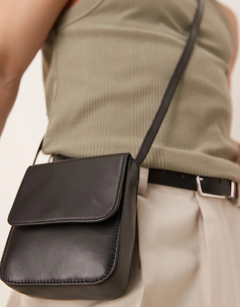 Мини-сумка через плечо ASOS DESIGN из черной кожи
Мини-сумка через плечо ASOS DESIGN из черной кожи