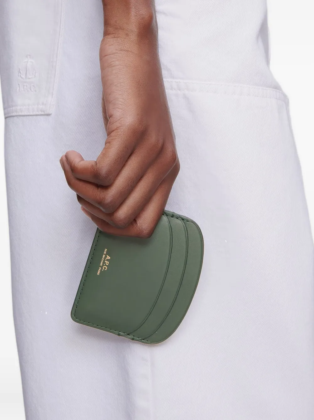 Кошелёк из изогнутой кожи A.P.C., зеленый
Кошелёк из изогнутой кожи A.P.C., зеленый