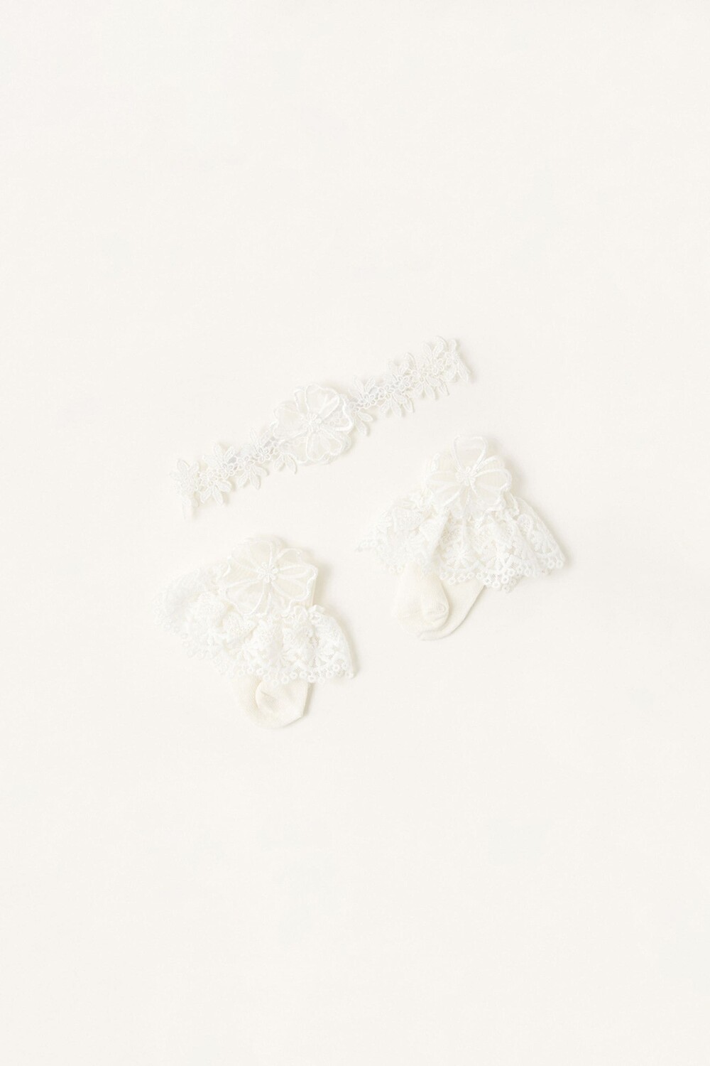 Кружевная повязка на голову и детские носки Monsoon, бежевый
Кружевная повязка на голову и детские носки Monsoon, бежевый