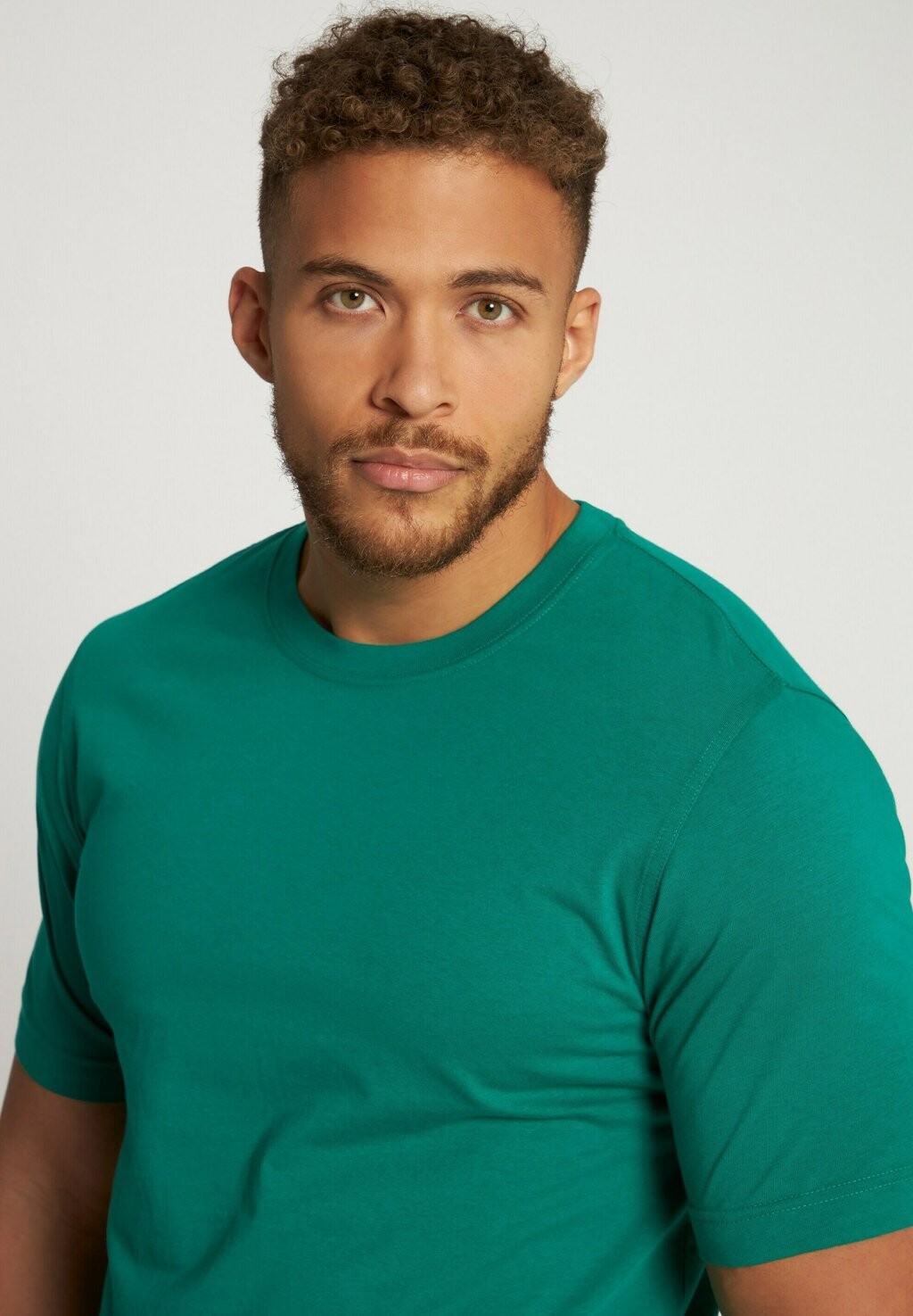 Базовая футболка RUNDHALSAUSSCHNITT JP1880, темно-зеленый
Базовая футболка RUNDHALSAUSSCHNITT JP1880, темно-зеленый