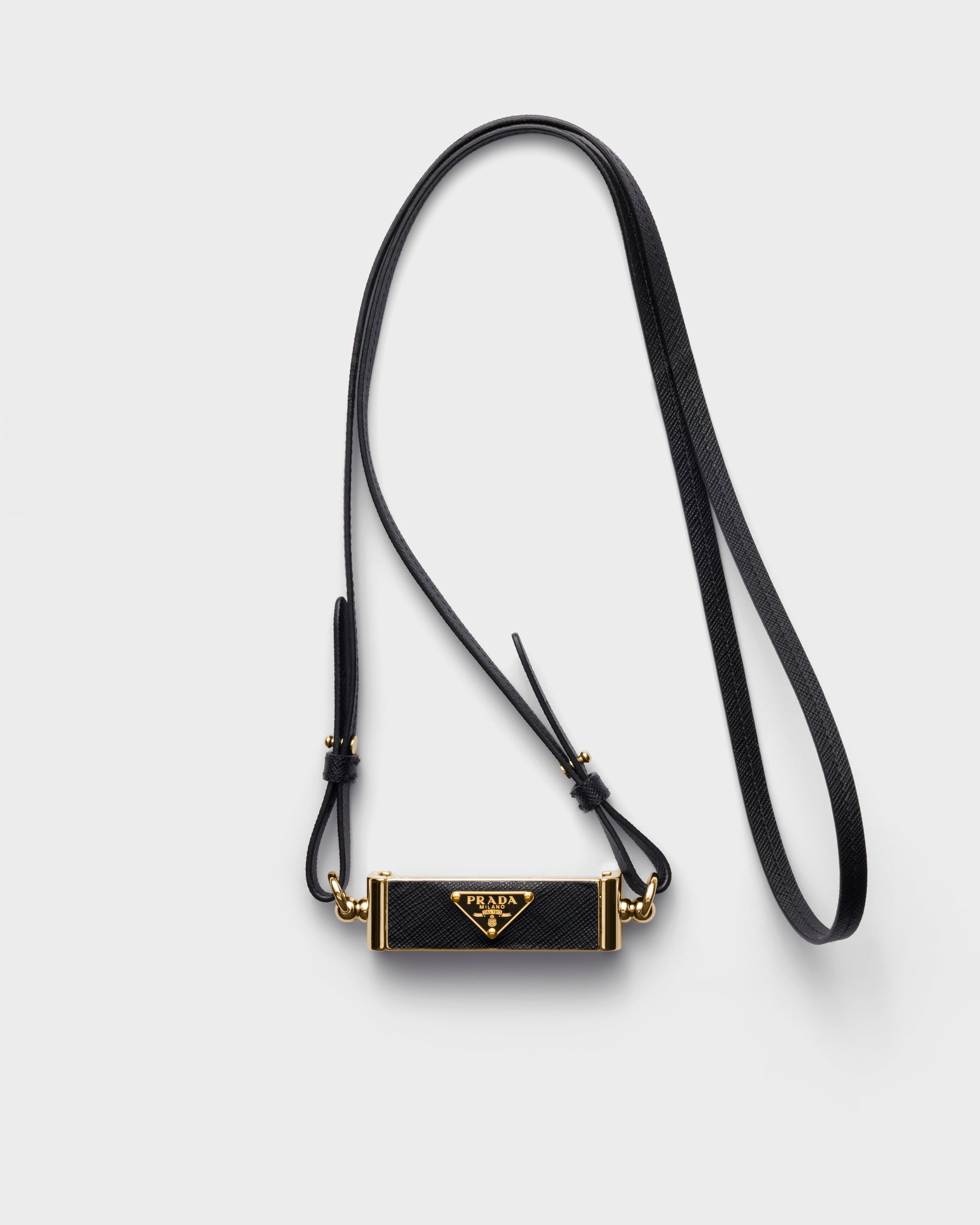 Футляр для смартфона из металла и кожи сафьяно Prada, черный
Футляр для смартфона из металла и кожи сафьяно Prada, черный