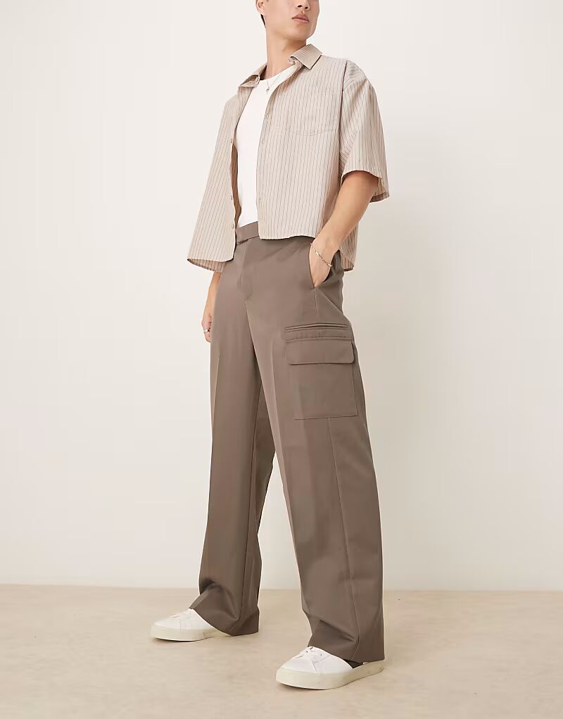 Широкие элегантные брюки ASOS DESIGN цвета хаки с двумя складками, карманами-карго и эластичным поясом 
Широкие элегантные брюки ASOS DESIGN цвета хаки с двумя складками, карманами-карго и эластичным поясом