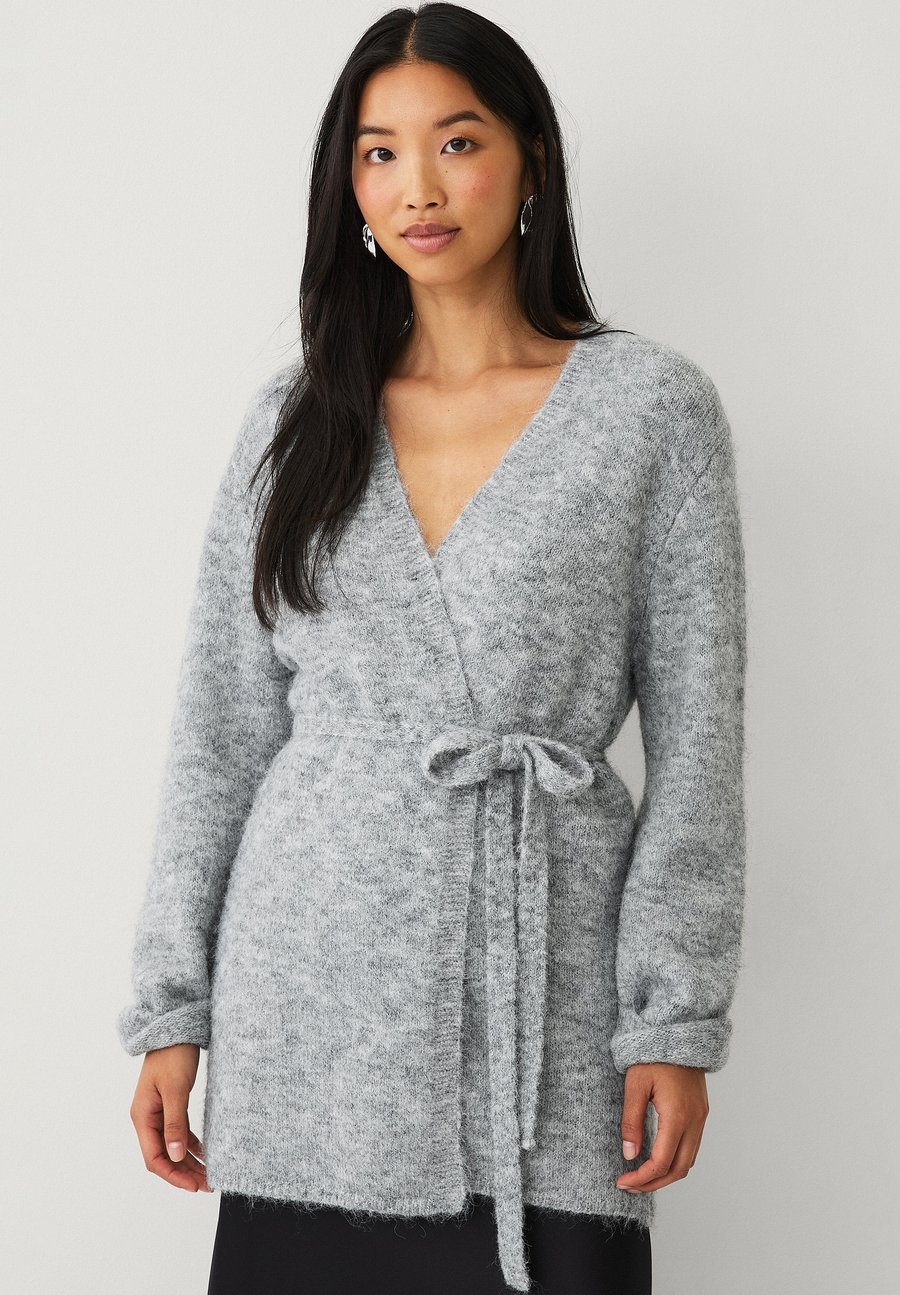 Кардиган Ellos Collection OFFENE MIT BINDEGÜRTEL, Graumelange/Mottled Grey
Кардиган Ellos Collection OFFENE MIT BINDEGÜRTEL, Graumelange/Mottled Grey