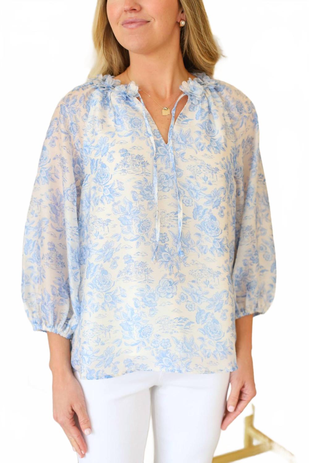 Женский топ с объемными цветами в синем саду Jade
Женский топ с объемными цветами в синем саду Jade