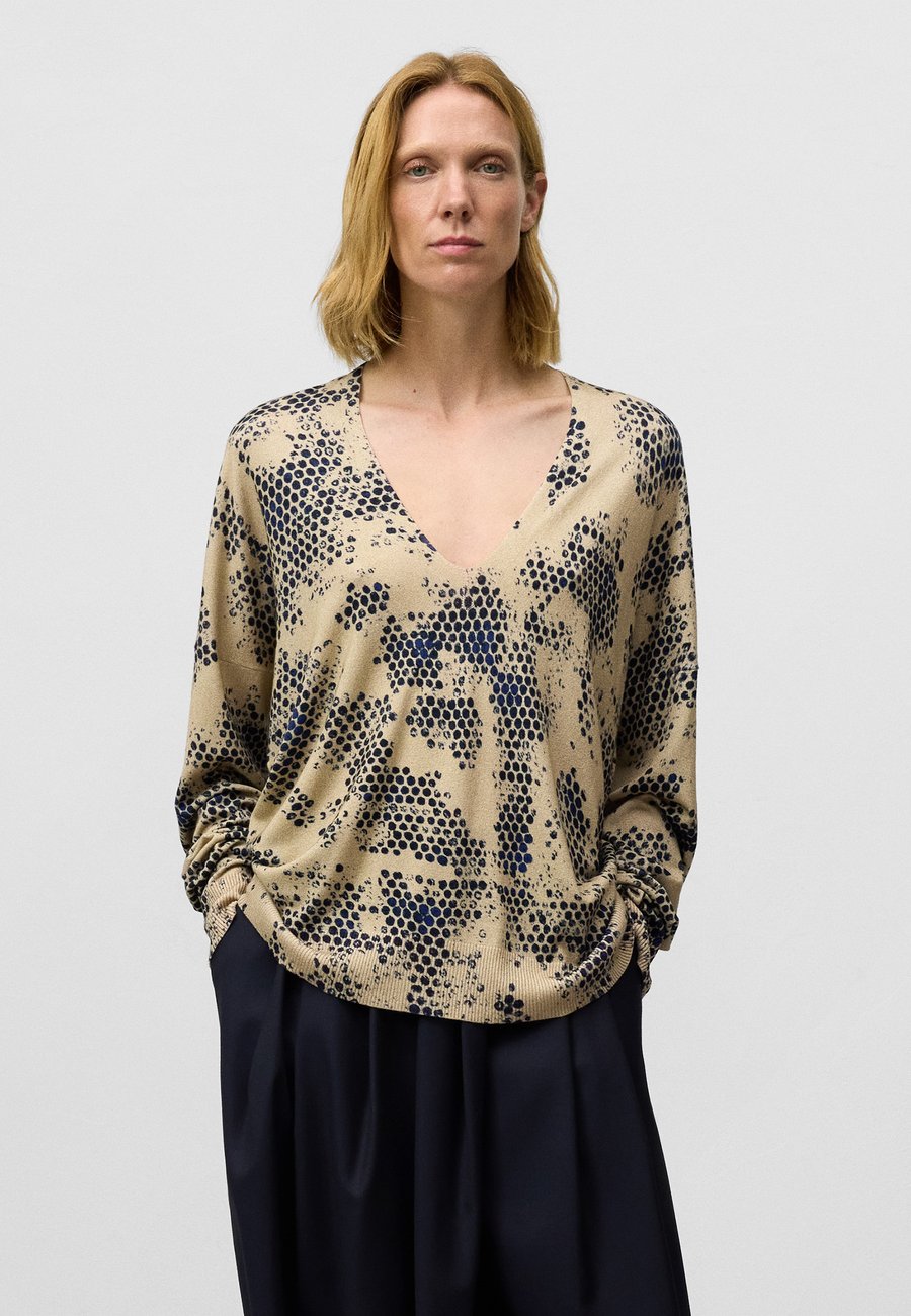 Джемпер ADOLFO DOMINGUEZ V-NECK PRINTED SWEATER , Light Brown Black/Light Brown
Джемпер ADOLFO DOMINGUEZ V-NECK PRINTED SWEATER , Light Brown Black/Light Brown