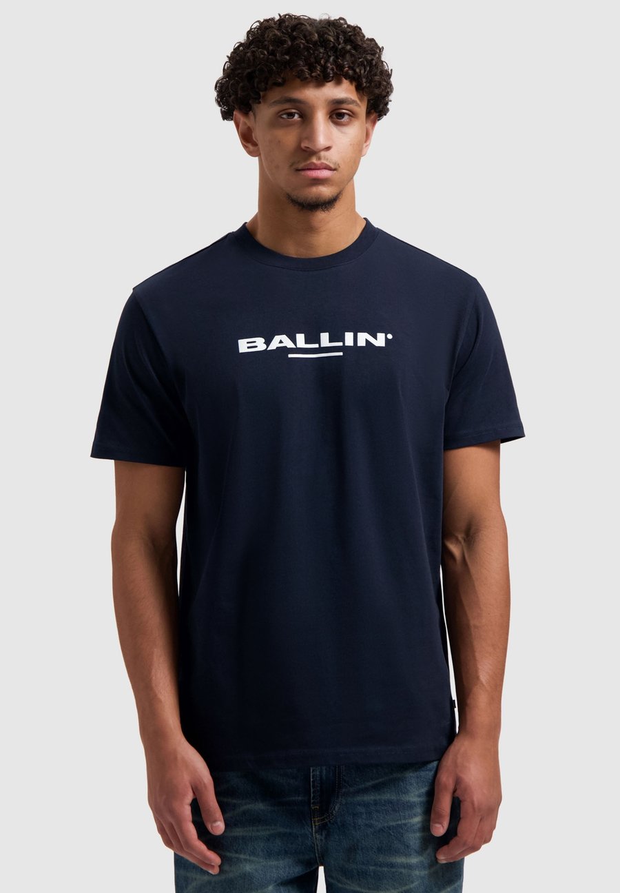 Футболка Ballin REGULAR FIT CREWNECK , Dark Navy/Dark Blue
Футболка Ballin REGULAR FIT CREWNECK , Dark Navy/Dark Blue