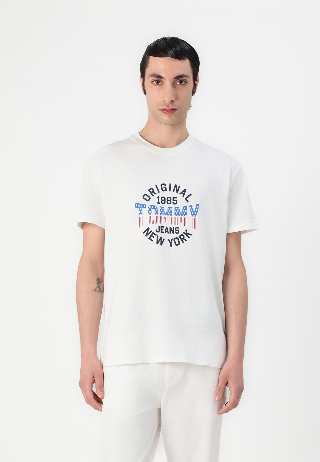 Футболка с принтом USA CIRCLE GRAPH TEE Tommy Jeans, кремовый
Футболка с принтом USA CIRCLE GRAPH TEE Tommy Jeans, кремовый