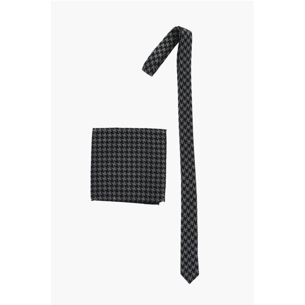 CC COLLECTION Карманный платок и галстук с узором «гусиная лапка» Corneliani, серый
CC COLLECTION Карманный платок и галстук с узором «гусиная лапка» Corneliani, серый