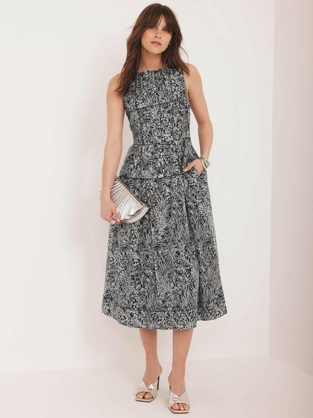 Платье миди с цветочным принтом и расклешенным силуэтом Mint Velvet
Платье миди с цветочным принтом и расклешенным силуэтом Mint Velvet