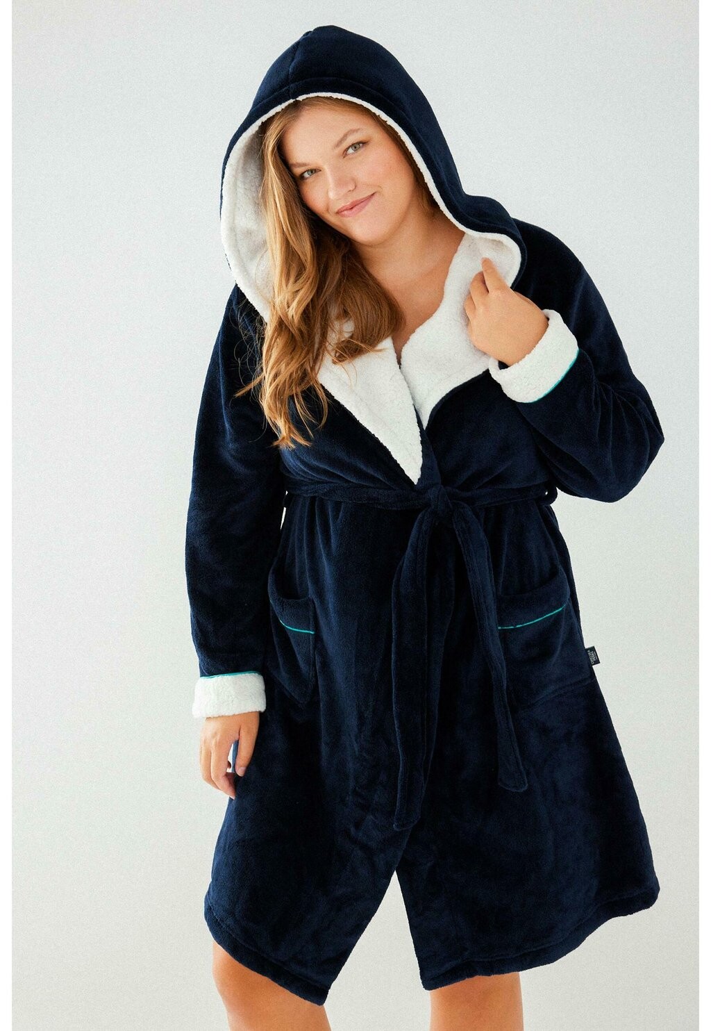 Халат CURVE FLUFFY HOODED Chelsea Peers, темно-синий 
Халат CURVE FLUFFY HOODED Chelsea Peers, темно-синий