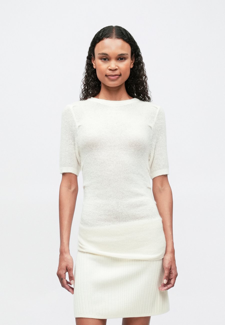 Футболка A. Roege Hove MARIE, Off-White, Белый, Футболка A. Roege Hove MARIE, Off-White
Футболка A. Roege Hove MARIE, Off-White, Белый, Футболка A. Roege Hove MARIE, Off-White