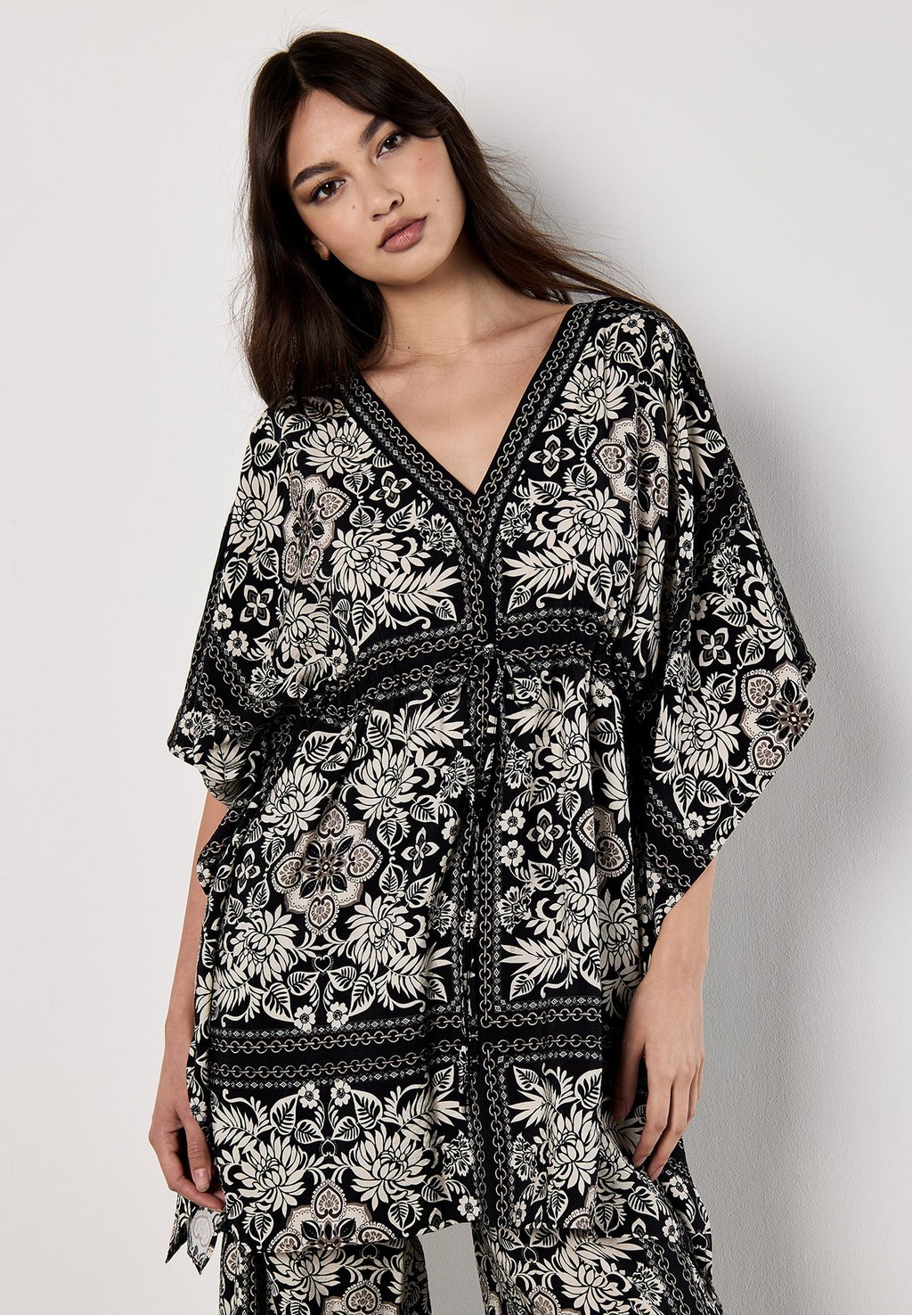 Повседневное платье Apricot, черный
Повседневное платье Apricot, черный