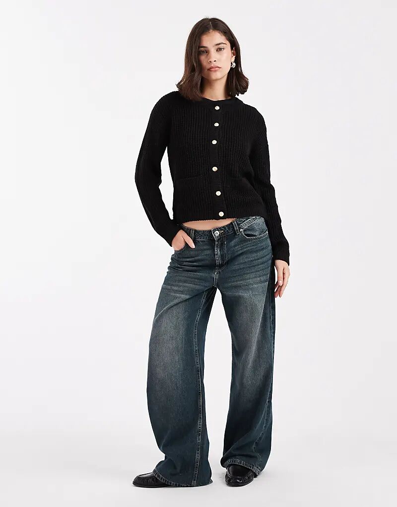 Кардиган Brave Soul в рыбацком стиле с золотыми пуговицами и карманами черного цвета
Кардиган Brave Soul в рыбацком стиле с золотыми пуговицами и карманами черного цвета