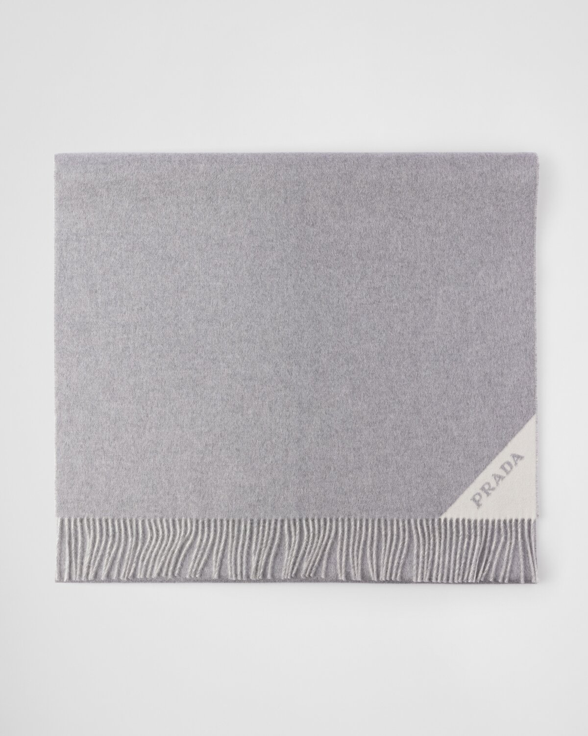 Шарф из двойного кашемира Prada, серый/мелово-белый
Шарф из двойного кашемира Prada, серый/мелово-белый