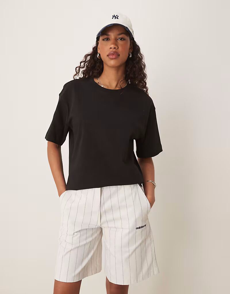 Шорты Adidas Originals в кремовую полоску
Шорты Adidas Originals в кремовую полоску