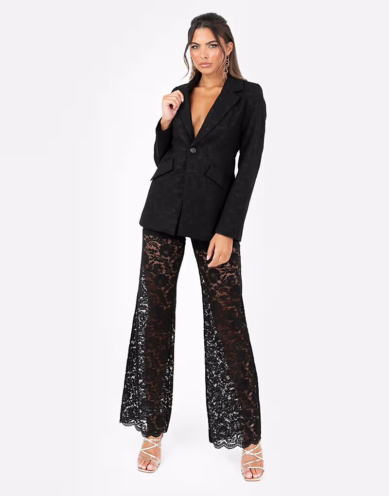 Блейзер с цветочным кружевом черного цвета Maya
Блейзер с цветочным кружевом черного цвета Maya
