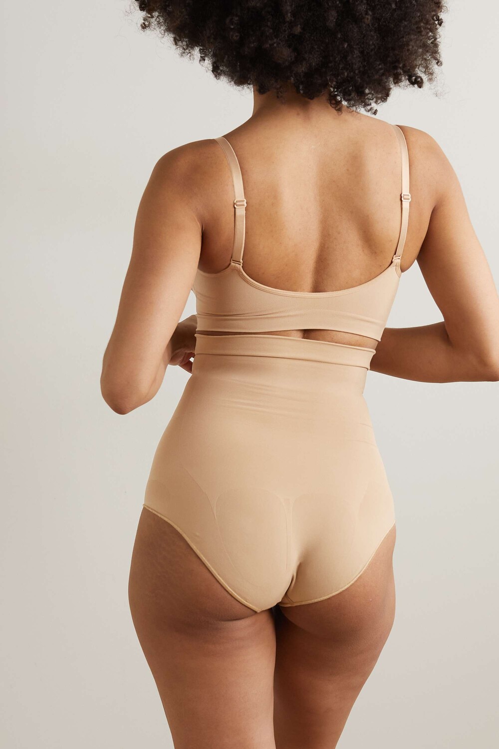SKIMS Бесшовный бюстгальтер без косточек Sculpt - охра, бежевый
SKIMS Бесшовный бюстгальтер без косточек Sculpt - охра, бежевый