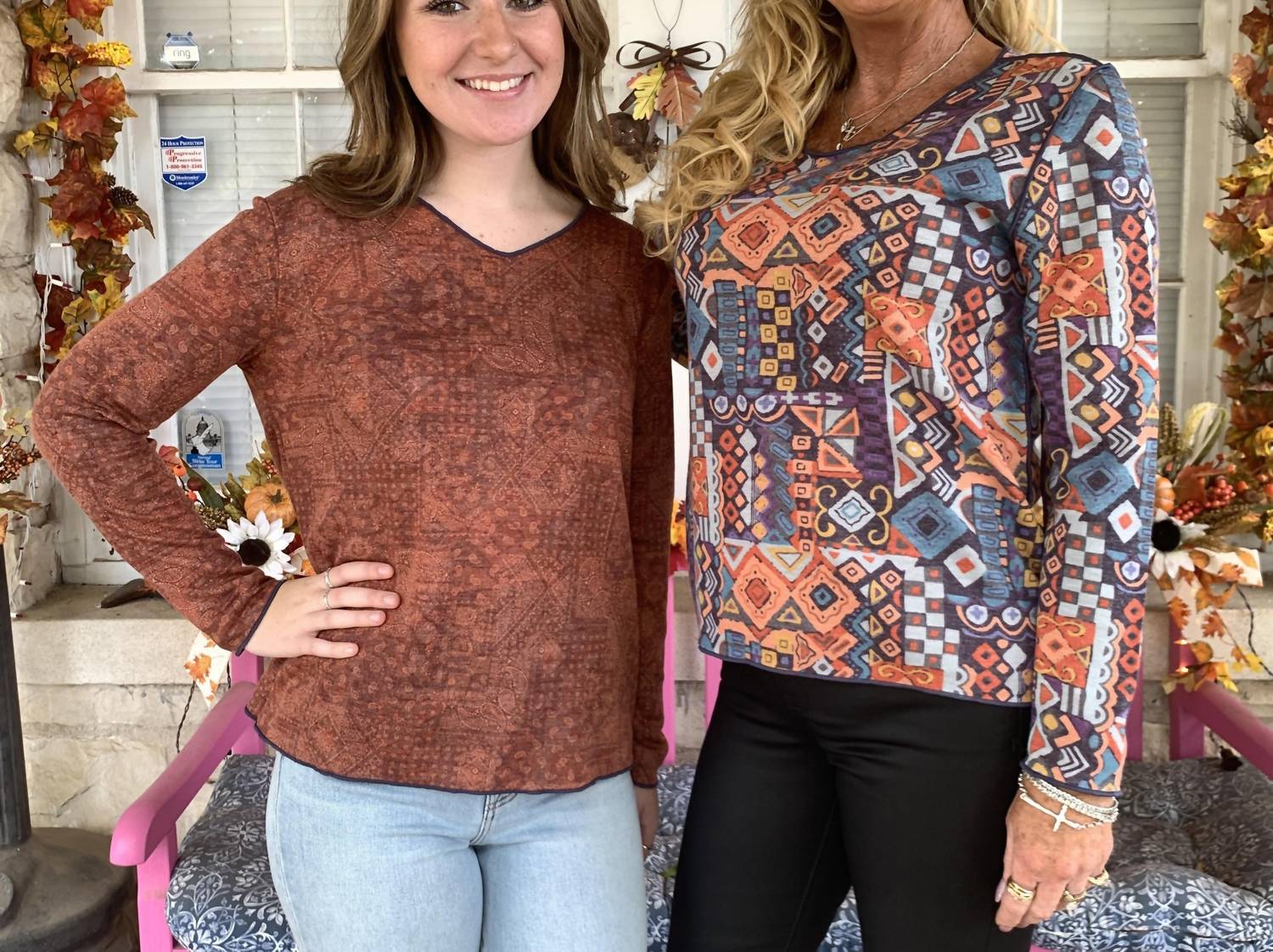 Двусторонний топ с V-образным вырезом и мозаичным принтом в оранжевом цвете TRISHA TYLER
Двусторонний топ с V-образным вырезом и мозаичным принтом в оранжевом цвете TRISHA TYLER