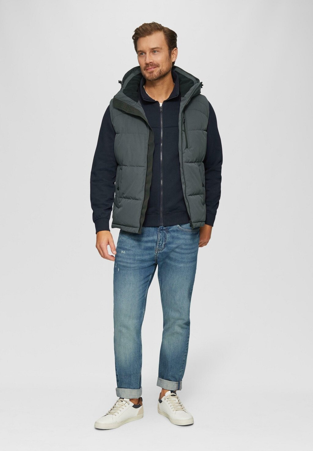 Жилет WÄRMENDE STEPP MIT ABNEHMBARER KAPUZE s.Oliver, темно-серый
Жилет WÄRMENDE STEPP MIT ABNEHMBARER KAPUZE s.Oliver, темно-серый