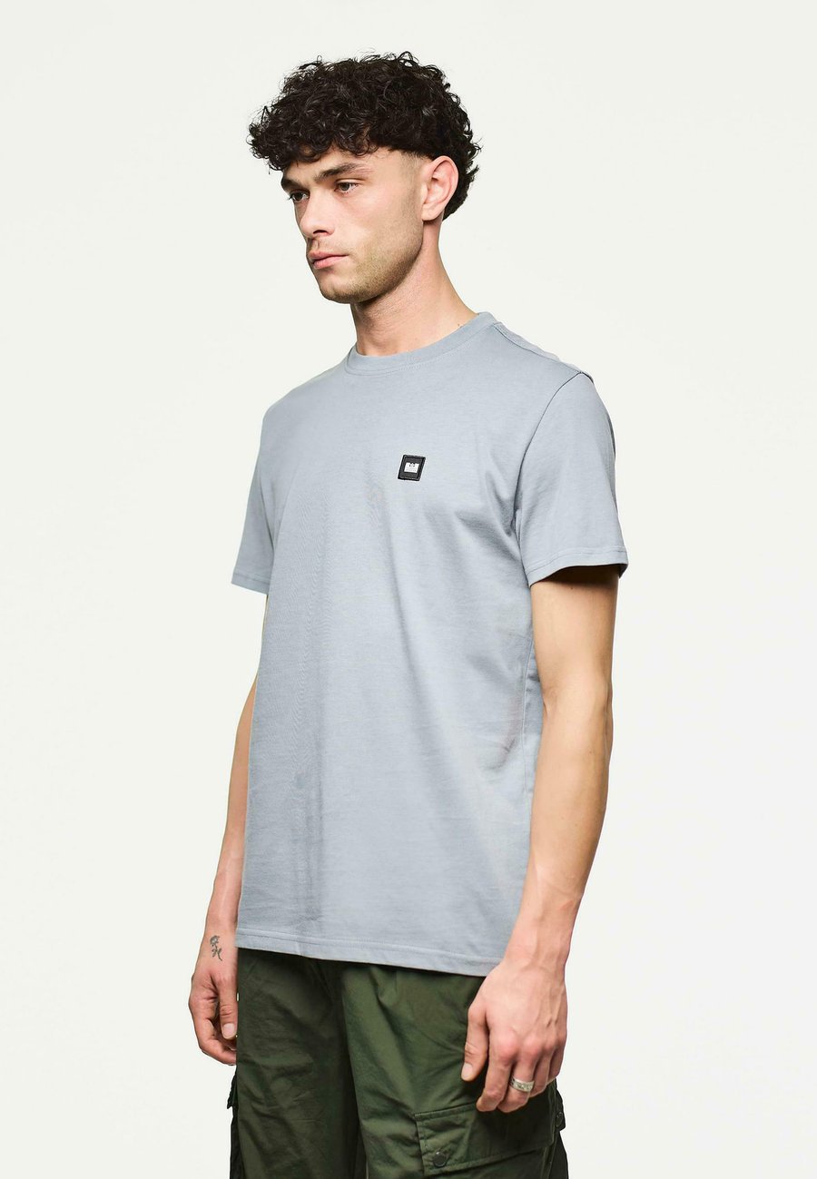 Футболка Weekend Offender Basic T-shirt, Porpoise/Light Blue, Синий, Футболка Weekend Offender Basic T-shirt, Porpoise/Light Blue
Футболка Weekend Offender Basic T-shirt, Porpoise/Light Blue, Синий, Футболка Weekend Offender Basic T-shirt, Porpoise/Light Blue