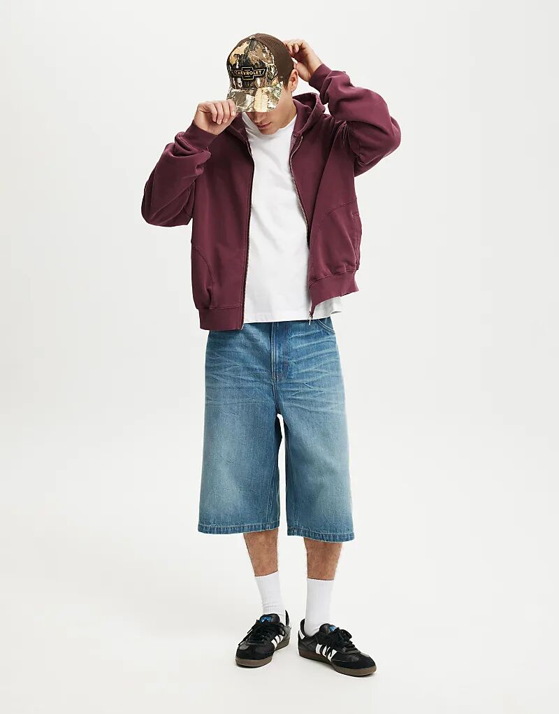 Очень свободные флисовые шорты средне-синего цвета
Очень свободные флисовые шорты средне-синего цвета