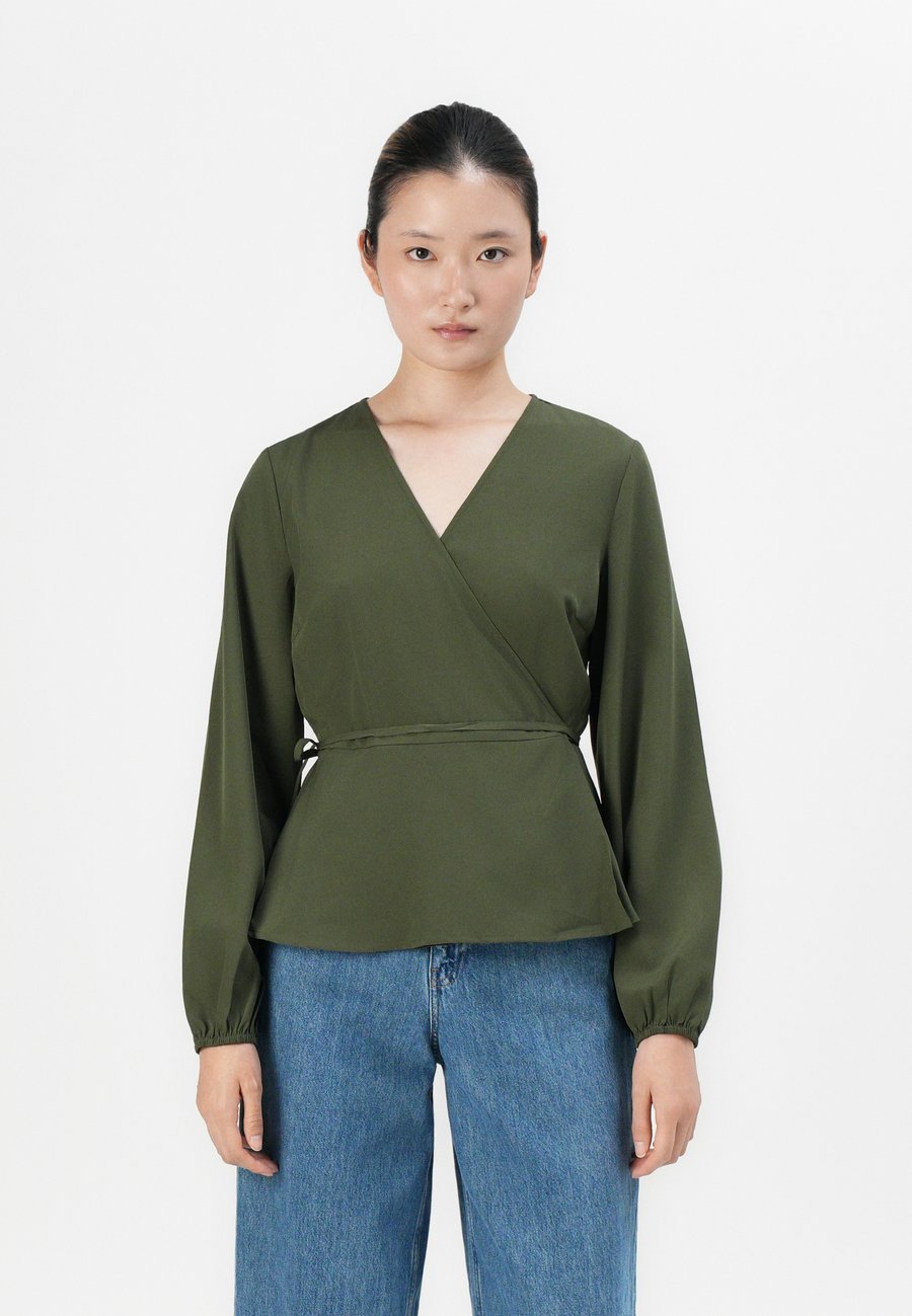 Блуза VILA VIELLIE PEPLUM WRAP , Deep Depths/Khaki
Блуза VILA VIELLIE PEPLUM WRAP , Deep Depths/Khaki