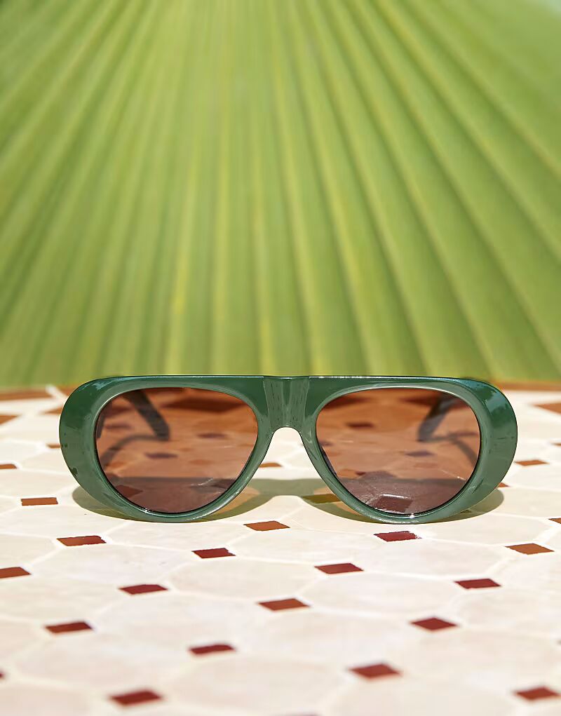 Солнцезащитные очки-авиаторы AJ Morgan с плоским верхом зеленого цвета с коричневыми линзами
Солнцезащитные очки-авиаторы AJ Morgan с плоским верхом зеленого цвета с коричневыми линзами