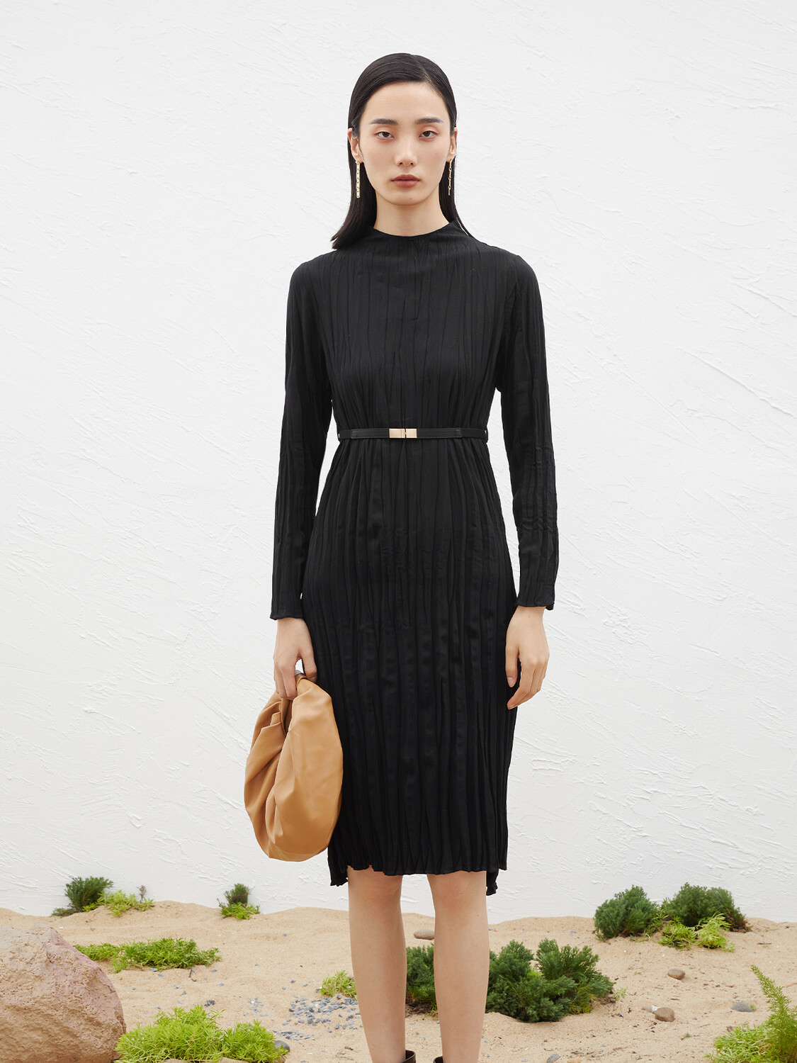 Плиссированное платье Mai Meng с круглым вырезом из ледяного шелка, черный
Плиссированное платье Mai Meng с круглым вырезом из ледяного шелка, черный