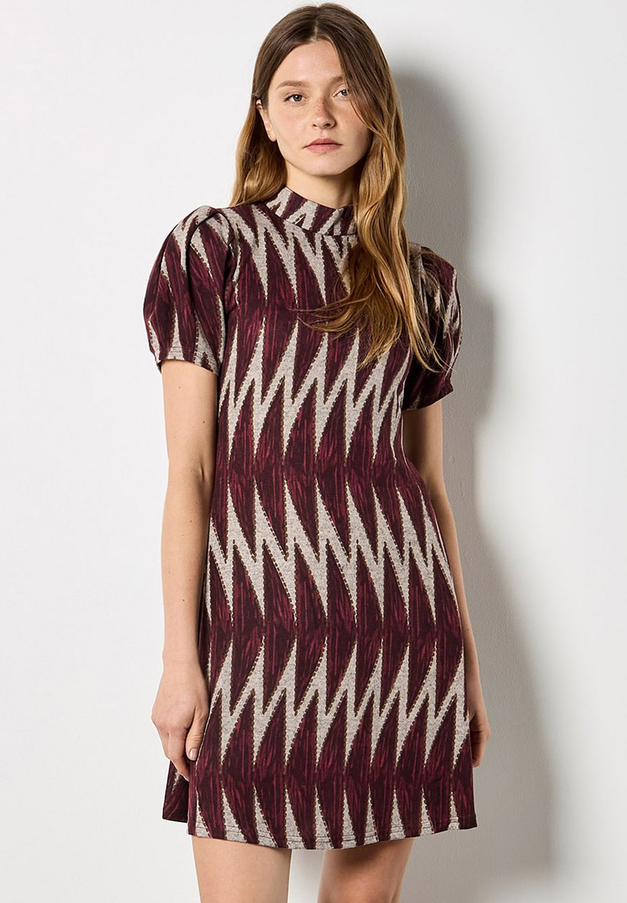 Платье Apricot ZIGZAG PATTERN, Burgundy/Bordeaux
Платье Apricot ZIGZAG PATTERN, Burgundy/Bordeaux
